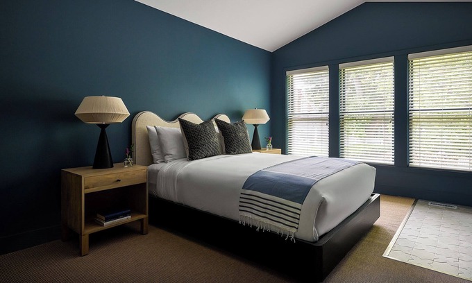 New Buffalo Apartamento | The Neighborhood Hotel - New Buffalo 104 - Queen (Pet Friendly)