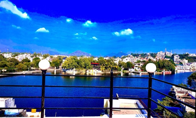 Lake Swaroop Sagar Cama Y Desayuno | The New Lake Front