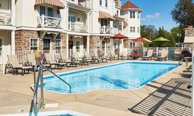 Holland Chalet De Esquí | "The Newport" at The Beach House at Lake Street Luxury Townhome, Pool, Hot Tub, Golf Membership, Near Lake and Beaches