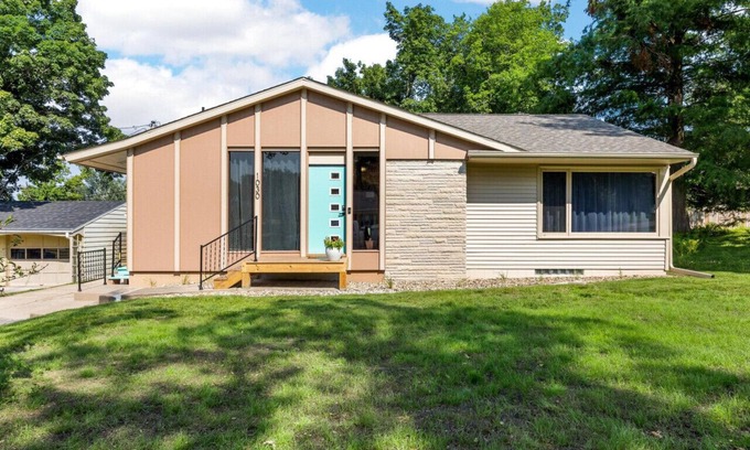 Cedar Rapids Casa | The Nifty Fifties in a Quiet Location