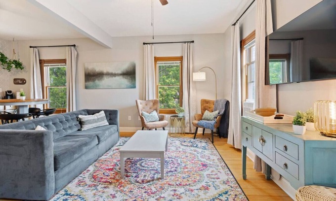 Hastings Apartamento | The Nininger Apt - Walk to DT & River, King Bed