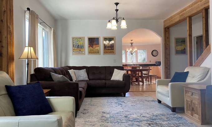 Wheeler Casa | "The Nook"- ROOMY Home 2mi- Dunes & Chesterton, Yard, Fire Pit, Grill, Game Room