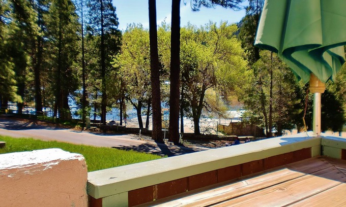 Crestline Hotel | The North Shore Inn