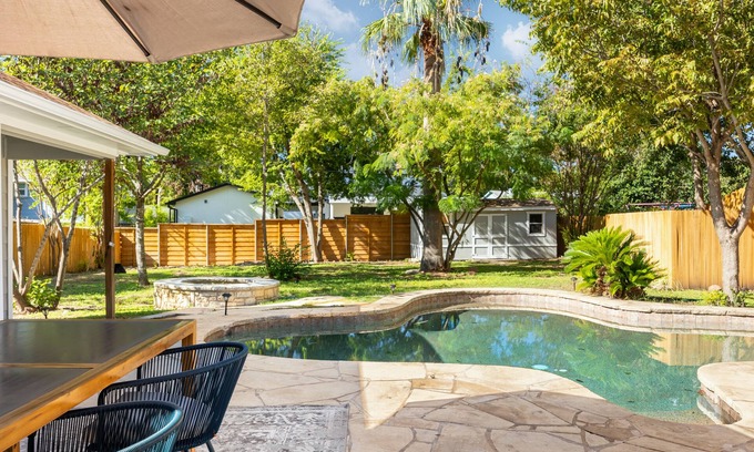 Highland Park West Casa | The Oak Haven - 3BR with Pool, Billiards & Arcade