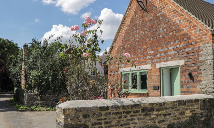 South Leigh Cabaña | THE OFFICE, pet friendly in Eynsham