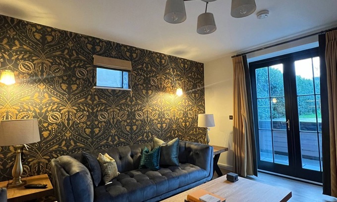 Pimperne Casa | The Old Coach House Pimperne ~ Hot Tub