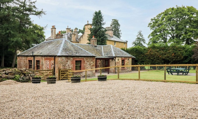 Aberargie Cabaña | THE OLD LAUNDRY COTTAGE, pet friendly, with a garden in Perth