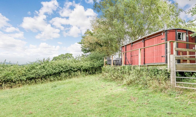 Llanvair Kilgeddin Cabaña | THE OLD LMS GOODS VAN, pet friendly, with a garden in Monmouth