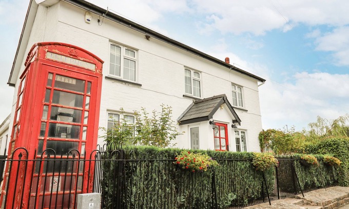 Penybont Cabaña | THE OLD POST OFFICE, pet friendly, with hot tub in Llandrindod Wells