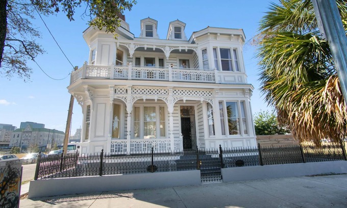 Tulane - Gravier Cama Y Desayuno | The Orleans House | One of a Kind Historic Landmark w POOL near FQ