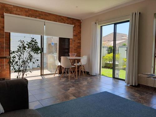 Jeffreys Bay Casa | The Paddle Inn