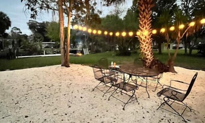 Yankeetown Cabaña | The Palm Cottage