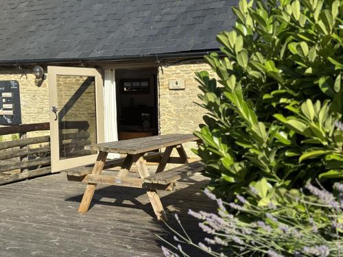 Lechlade Casa | The Parlour Cotswolds Farm Stay With Pool