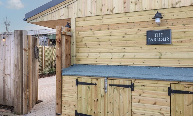 Derbyshire Cabaña | THE PARLOUR, romantic, with hot tub in Hatton, Derbyshire