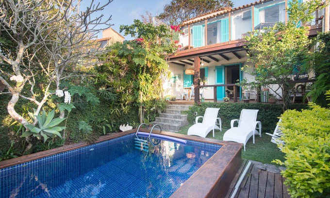 Joao Fernandes Casa | La casa en la playa perfecta con la cubierta, barbacoa, piscina y vistas al mar.