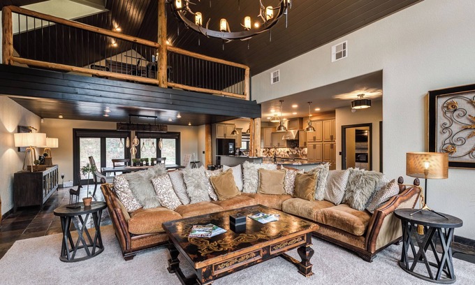 Alto Casa | The perfect stay- 6 Bedroom, 4 Bath with a HOT TUB