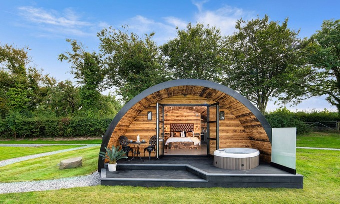 Llanarth Cabaña | THE PIGLET POD, romantic, luxury holiday cottage in Llanarth