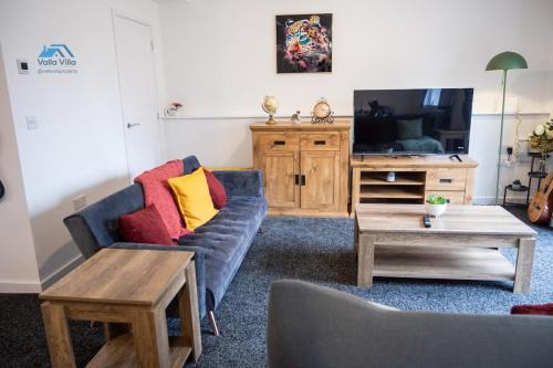 Northampton Villa | The Pines Villa 1 , Brand New 3BR , Home Cinema, Games & EV , Parking for 4 , Sleeps 10