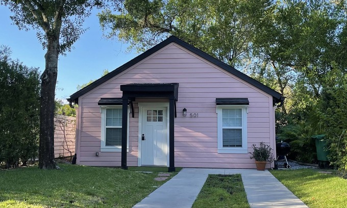 Seminole Heights Cabaña | The Pink Cottage: Old Charm with new Amenities