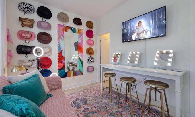 Haynes Area Casa | The Pink Stetson: Rooftop Views, Party Hats, Games