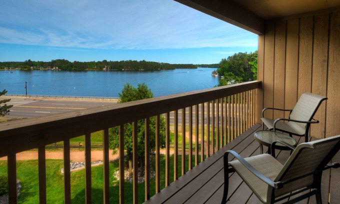 Minocqua Hotel | The Pointe Hotel and Suites