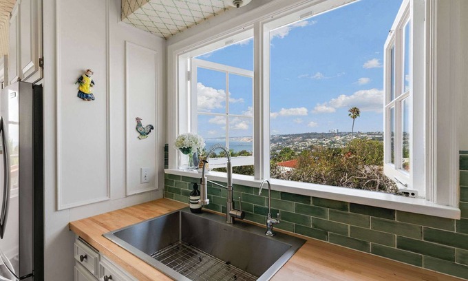 Country Club Casa | The Porter House - La Jolla Ocean Views | Hot Tub