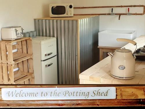 Kilgetty Apartamento | The Potting Shed near Tenby, 100" Projector, Four poster bed, On-site HOT TUB access via Spa Pack