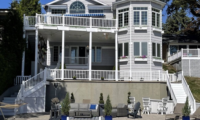 Syracuse Casa | The Premier Syracuse Lake Wawasee lakefront home, sleeps 20, new furniture