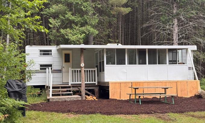 North Algona Wilberforce Alquiler De RV | The Princeton! Family sized camper along Bonnechere River. A fun retreat.