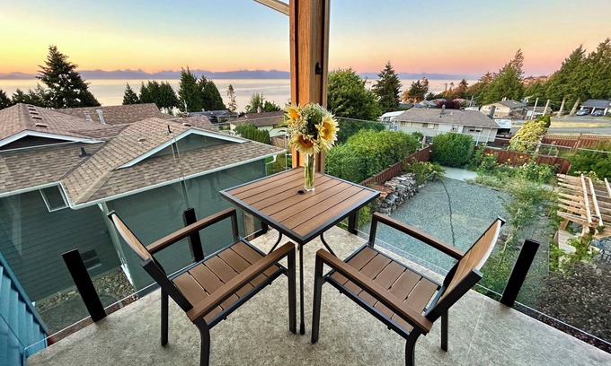 Regional District of Nanaimo Cama Y Desayuno | The Raven Haven Loft w/ Majestic Views and Nearby Neighbourhood Beaches