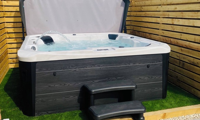 Woodborough Casa | The Red Lodge Annexe One bedroom rental with private hot tub.