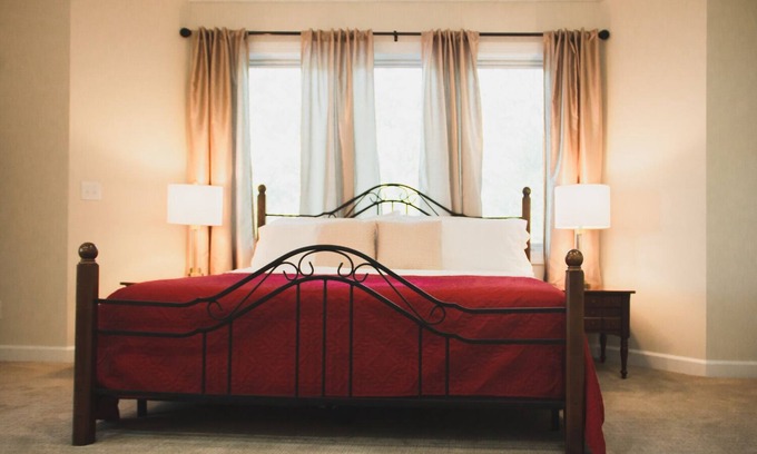 Paducah Casa | Suite King privada con bañera de hidromasaje en la encantadora Respite Bed and Breakfast.