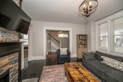 Livingston Park Casa | The Restful Roost w Hot Tub