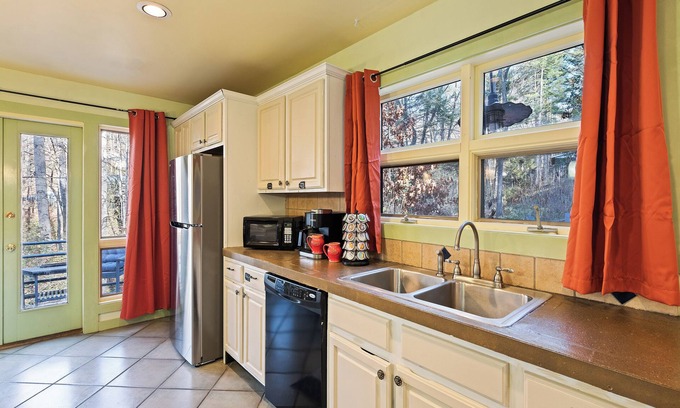 Waynesville Cama Y Desayuno | The Rhododendron House is a spacious cottage in Waynesville, NC. It is ideal for families traveling with younger and older children and longer term stays. This open floor plan, 1000sq foot cottage is a stand alone building and has ample space to spre