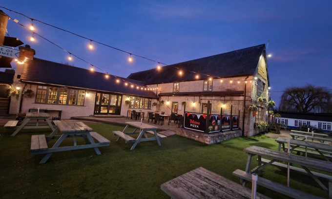 Lechlade Hotel | The Riverside Inn