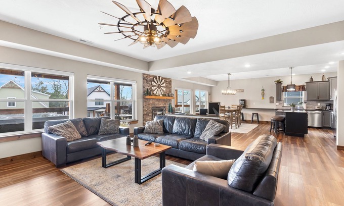 Hollister Cabina | The Rock at Branson Cove – 5 BDR on Table Rock!