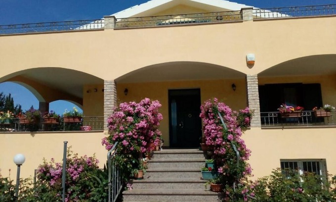 Olmedo Apartamento | The Roses - An oasis of peace surrounded by greenery