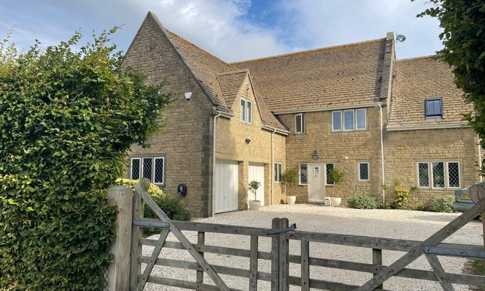 Southam Casa | The Rowan House Cotswolds Experience- 10 minuite walk to Cheltenham Race Course