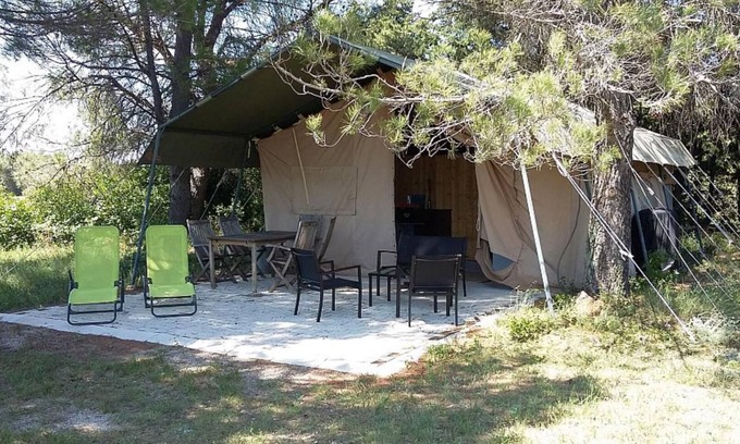 Mazan Alquiler De RV | La tienda de safari tiene una cocina, cuarto de baño y privado situado en un campo de 2500m2.
