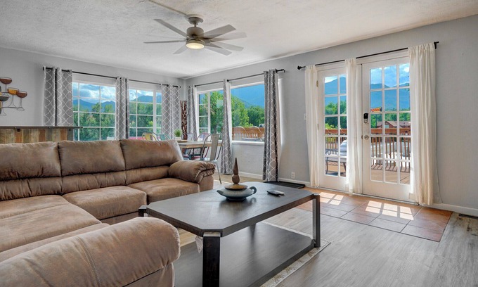 West Colorado Springs Hotel | The San Ayre Court