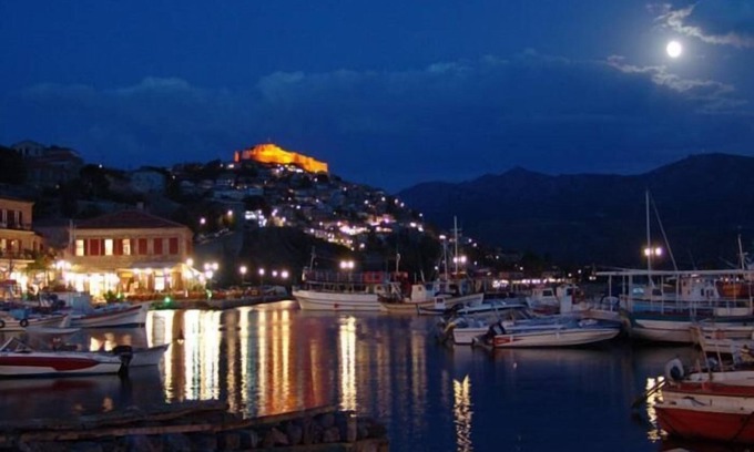 Mithimna Casa | The Schoolmistress With the Golden Eyes