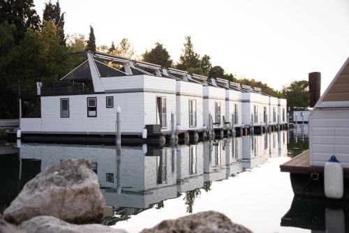 Piran Alquiler De Eote | The Sea Lodges Portoroz - Hausboot Floating Sea House
