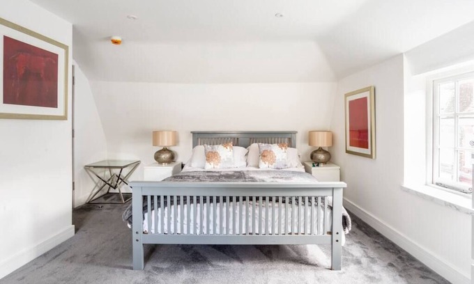 Blandford Saint Mary Apartamento | The Secret: Stylish and Spacious En Suite Bathroom