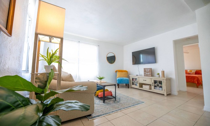 Melinda Cook Cabaña | The Shores Beach Cottage - a Short Walk from the Sand - Daytona Beach Shores