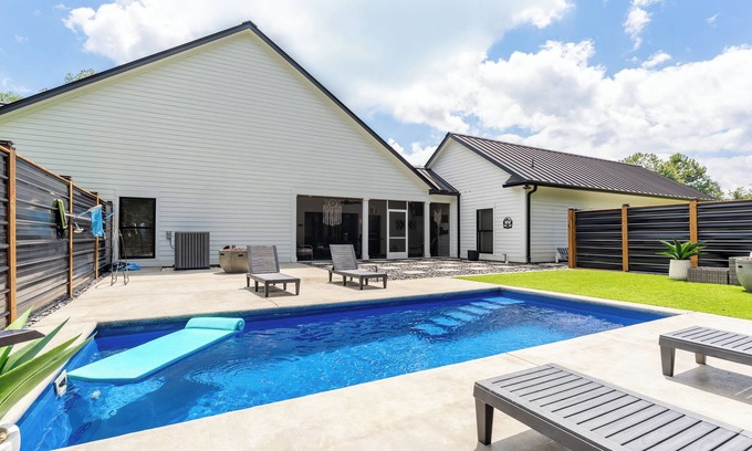 Pleasant View Casa | The Southern Oasis - Quiet Country Escape with Pool