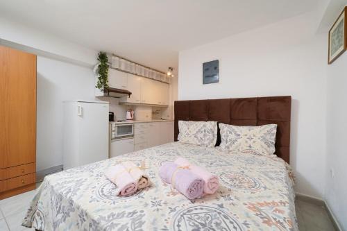 Kinyra Apartamento | The square