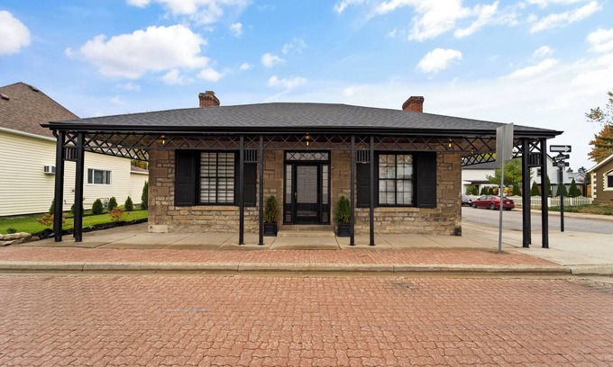 Amherstburg Casa | The Stone Cottage