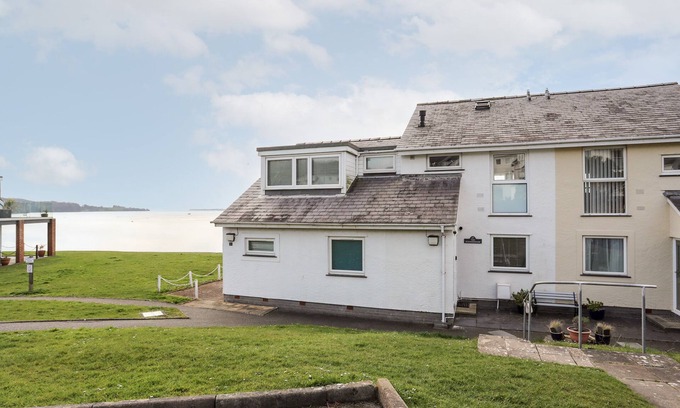 Y Felinheli Cabaña | THE SUMMERHOUSE, family friendly, with a garden in Y Felinheli