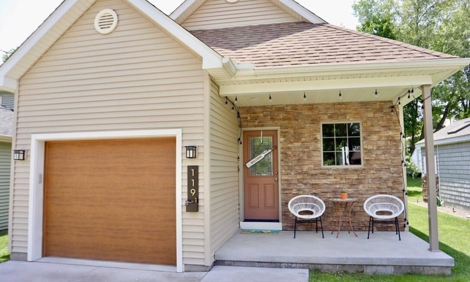 Edinboro Casa | "The Tahoe" Modern Lake Cottage Retreat~Close to Beach & Lake!!