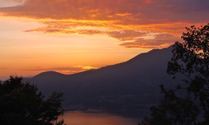 Torri del Benaco Villa | Villa con gran terraza con vista al lago.